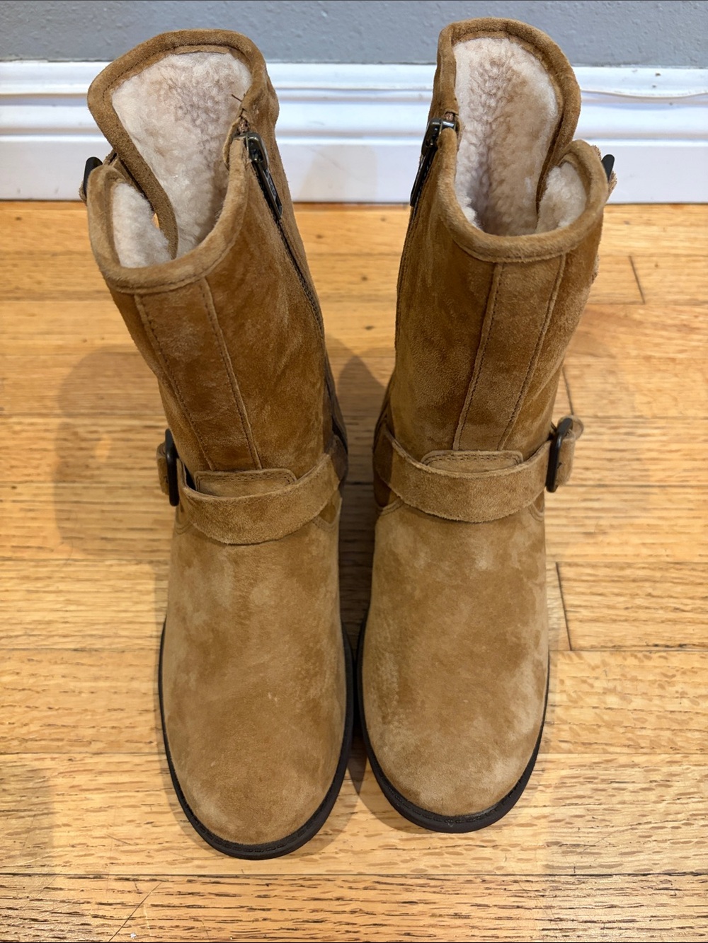 Ugg Chaney Suede Boot New w/o the box size 6.5 - Picture 4 of 17